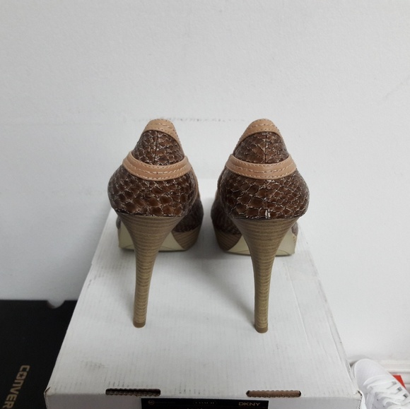 Kathy Van Zeeland - Picture 3 of 5